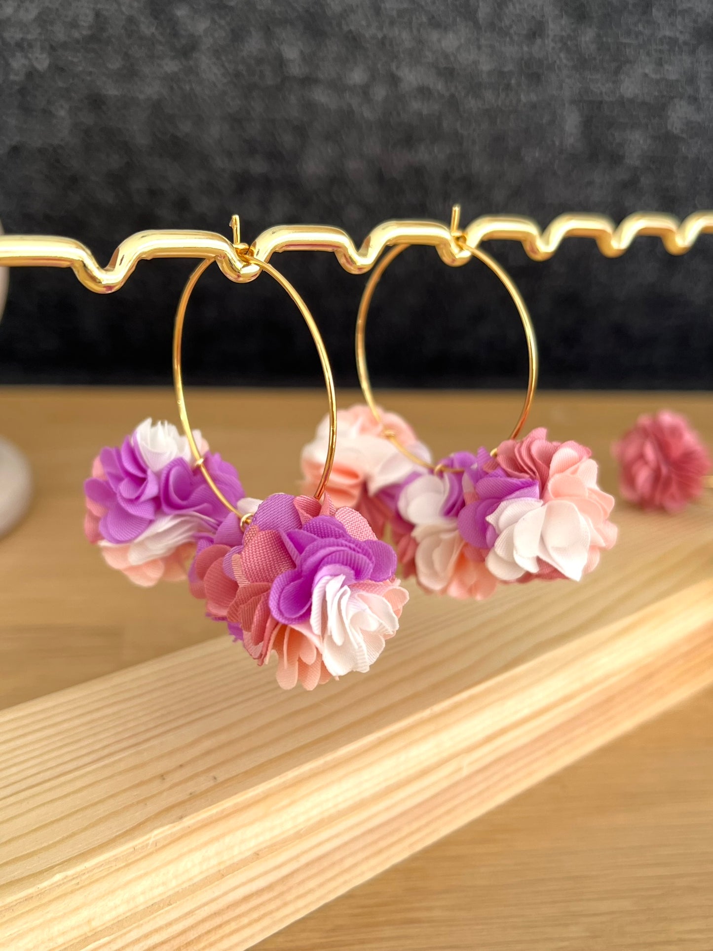 Boucles d'oreilles fantaisie fait main.
Créoles fines en acier inoxydable doré. Fleurs en tissu dans les tons de rose, beige, blanc, corail.
6 modèles différents.
Bijou fantaisie fait main.