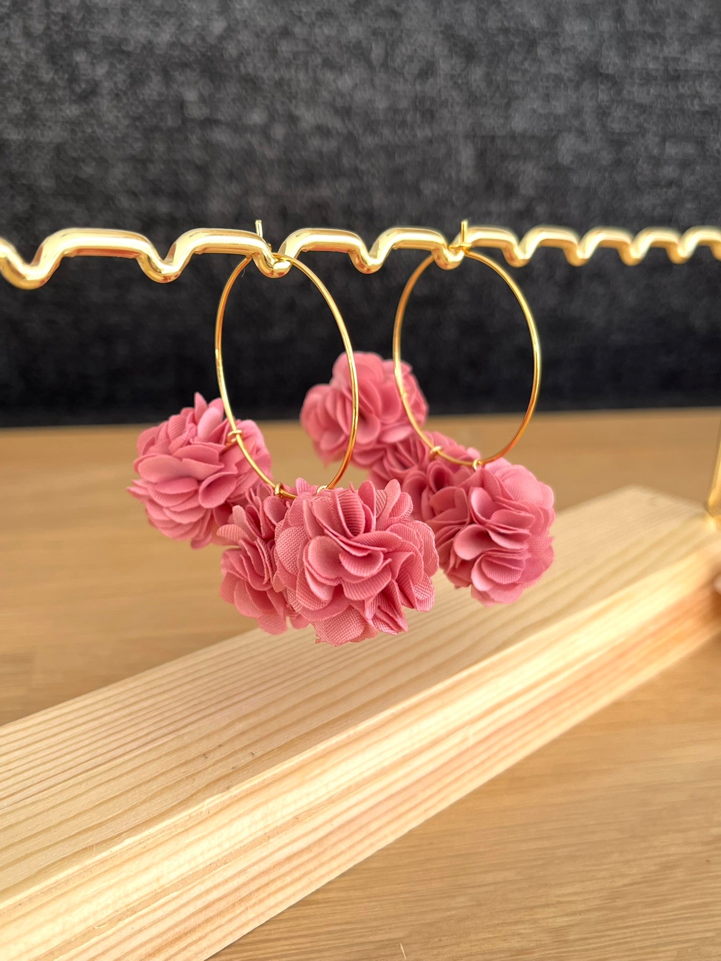 Boucles d'oreilles fantaisie fait main.
Créoles fines en acier inoxydable doré. Fleurs en tissu dans les tons de rose, beige, blanc, corail.
6 modèles différents.
Bijou fantaisie fait main.