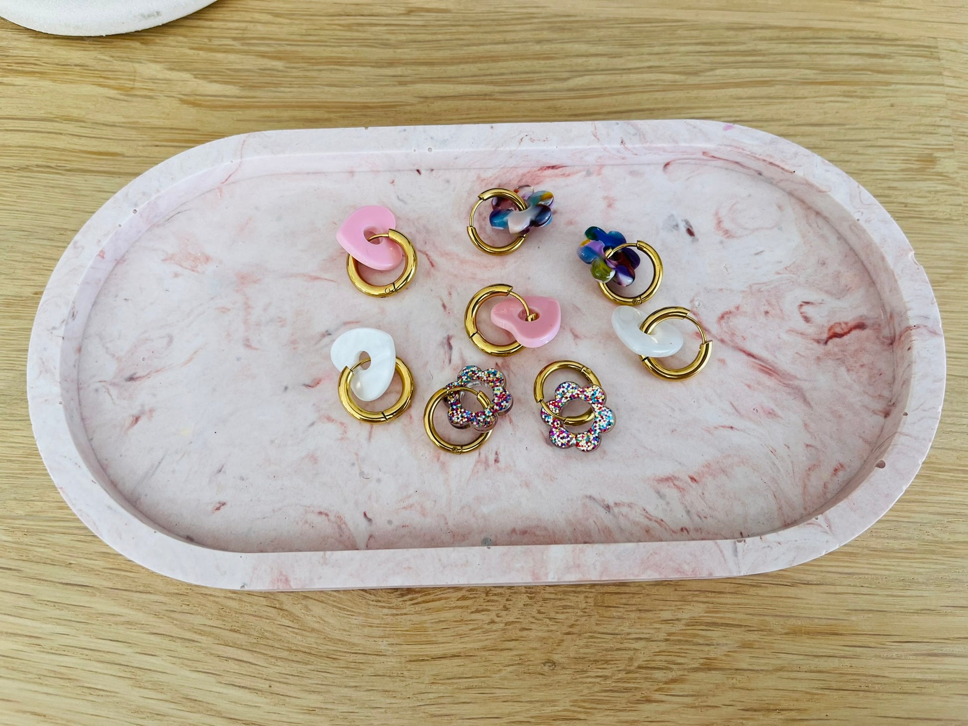 Boucles d'oreilles créoles adaptées pour les enfants à partir de 6 ans.
Créoles en acier inoxydable doré de 15mm.
Petites fleurs multicolores en acrylique.