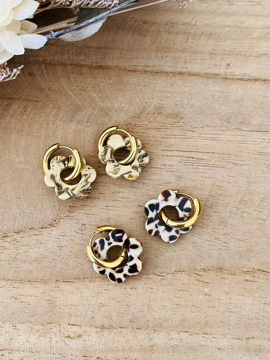 Boucles d'oreilles créoles fantaisie faites main.
Créoles en acier inoxydable doré de 15mm.
Fleur en acrylique de 18mm dans les tons de marrons.
Bijou fantaisie fait main.