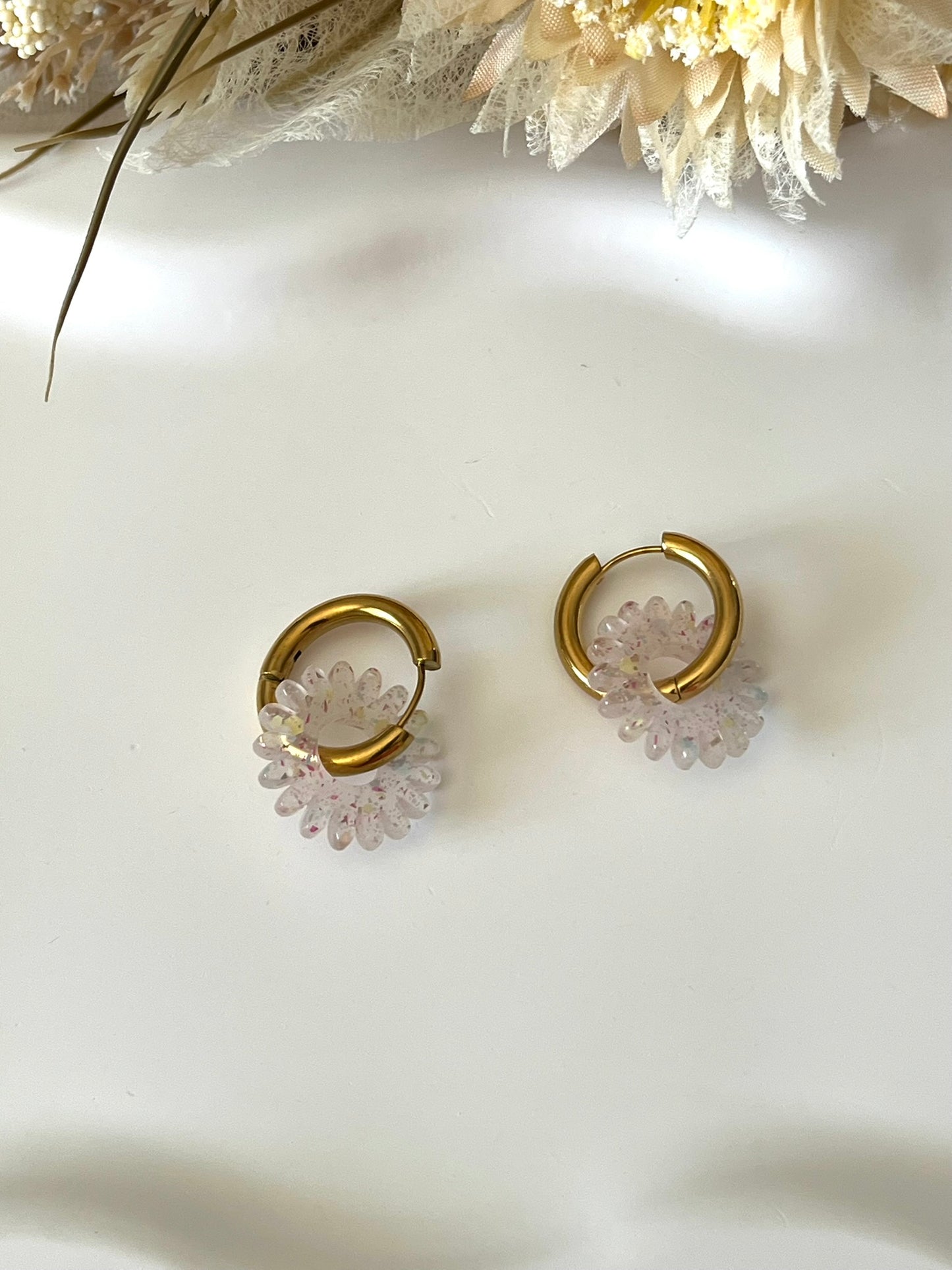 Boucles d'oreilles fantaisie.
Créoles en acier inoxydable doré.
Pampilles fleur, marguerite en acrylique pailleté jaune-rose.
Bijou fantaisie fait main.