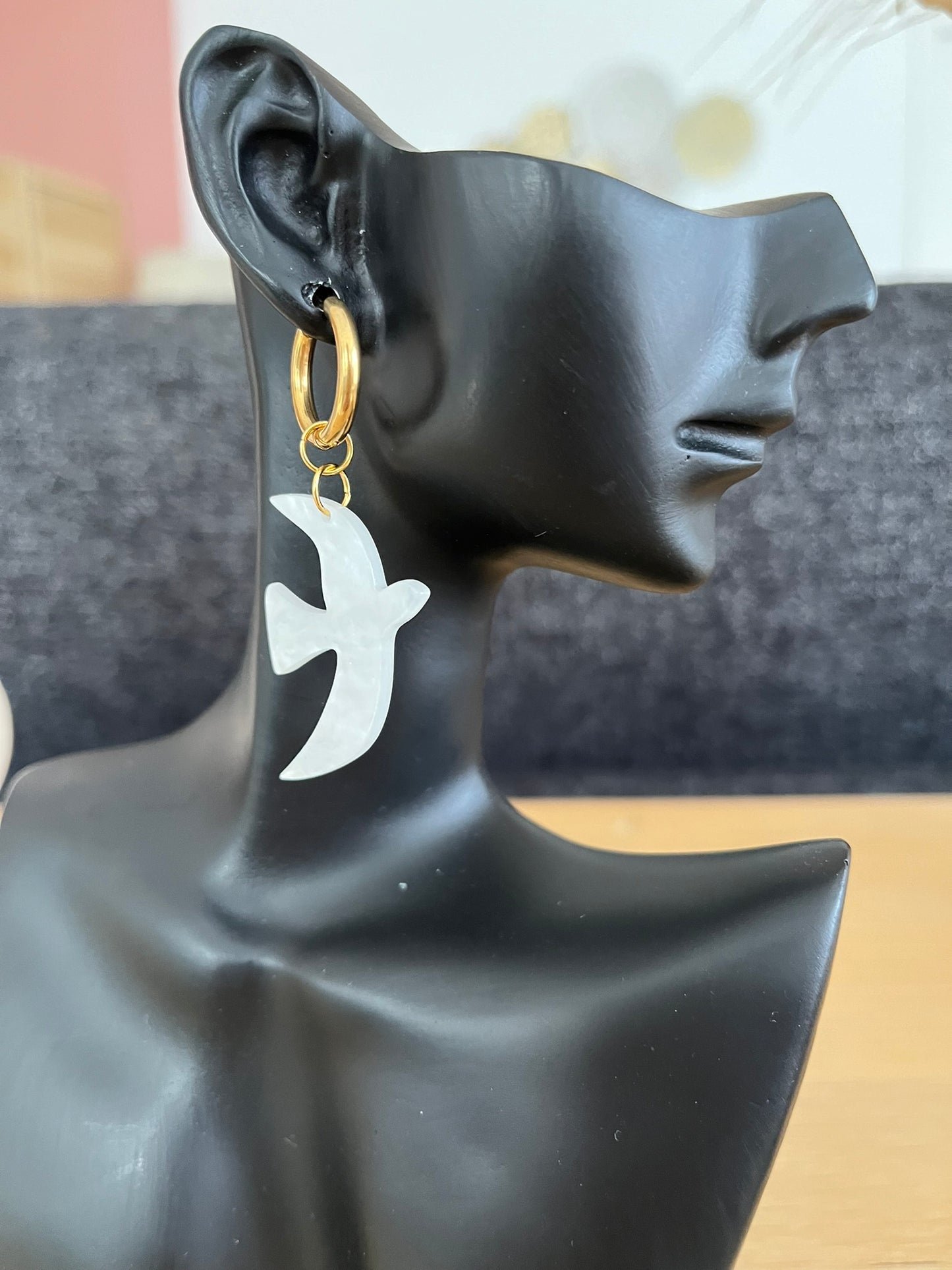 Boucles d'oreilles fantaisie fait main.
Créoles en acier inoxydable doré. Pendentifs hirondelle en acrylique blanc nacré.