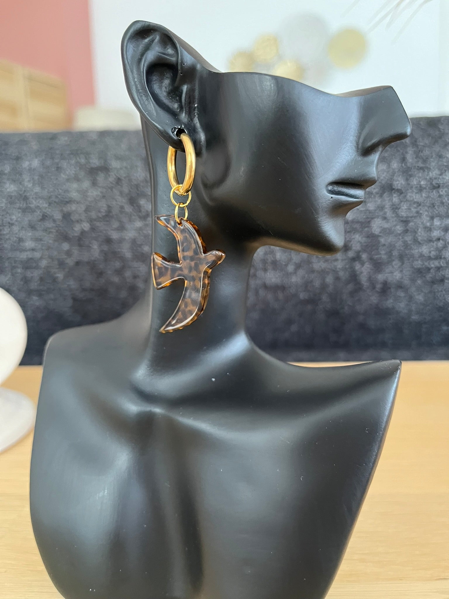 Boucles d'oreilles fantaisie fait main.
Créoles en acier inoxydable doré. Pendentifs hirondelle en acrylique motif terrazzo, léopard marron et noir.