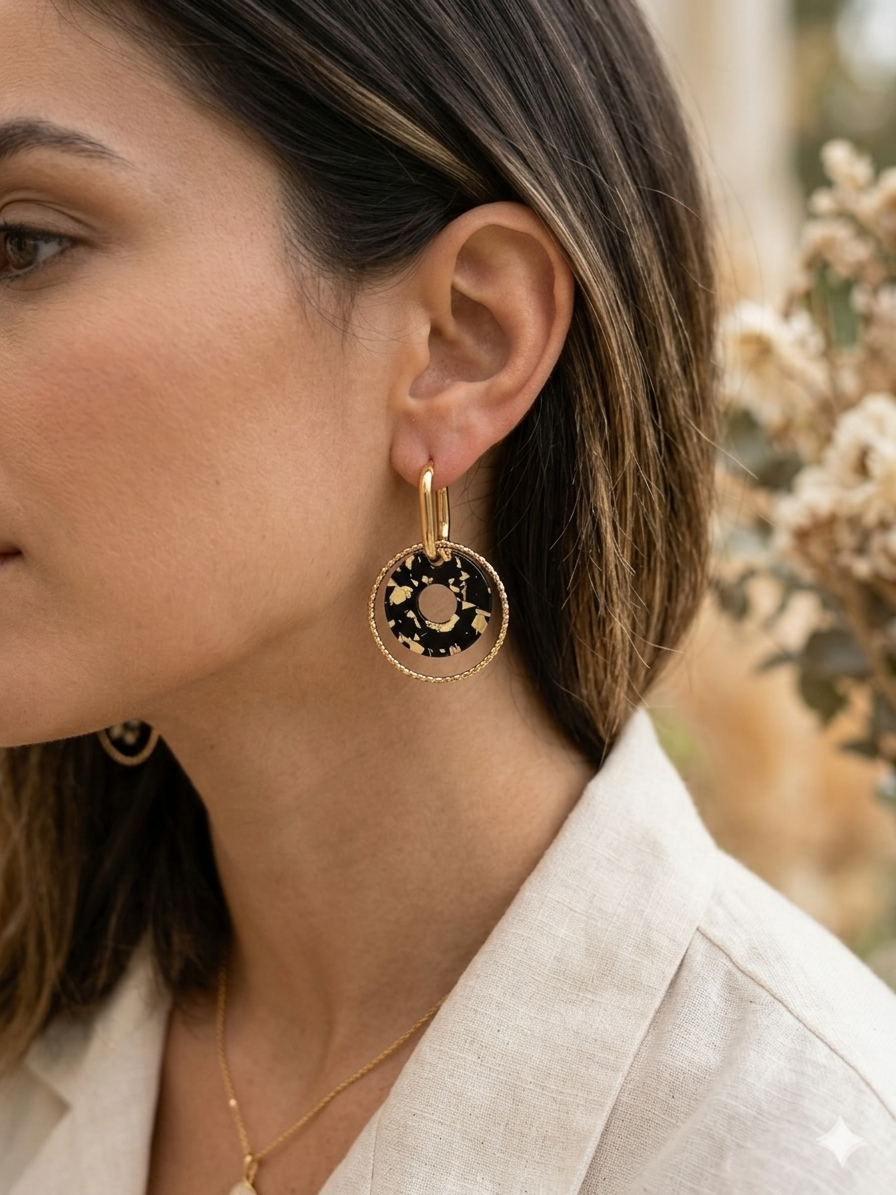 Boucles d'oreilles créoles en acier inoxydable doré.
Pendentif donut en acrylique noir avec paillettes doré.
Bijou fantaisie fait main.