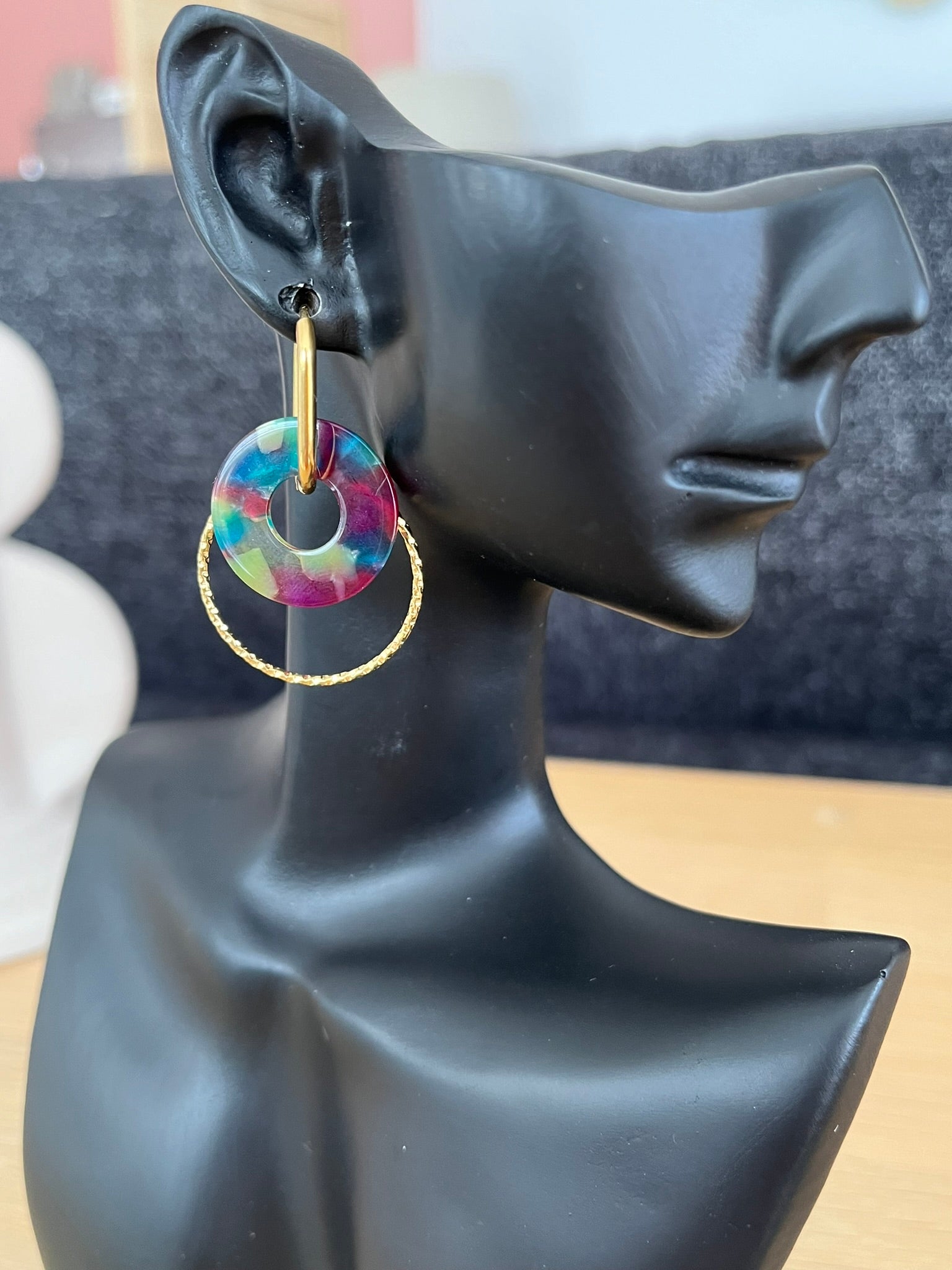 Boucles d'oreilles créoles en acier inoxydable doré.
Pendentif donut en acrylique dans les teintes turquoise et violet.
Bijou fantaisie fait main.