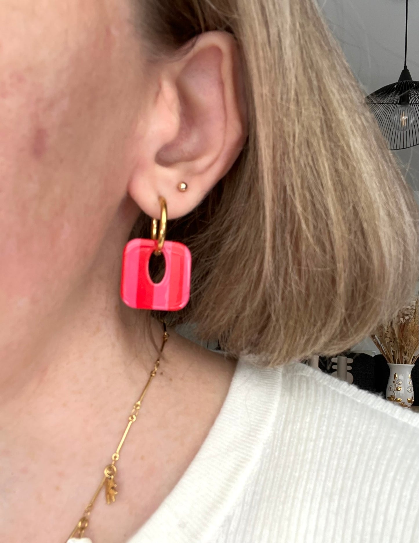 Boucles d'oreilles fantaisie fait main.
Créoles en acier inoxydable avec pampilles interchangeables.
Pampilles carrées bicolores rayées.
Bijou fantaisie fait main.