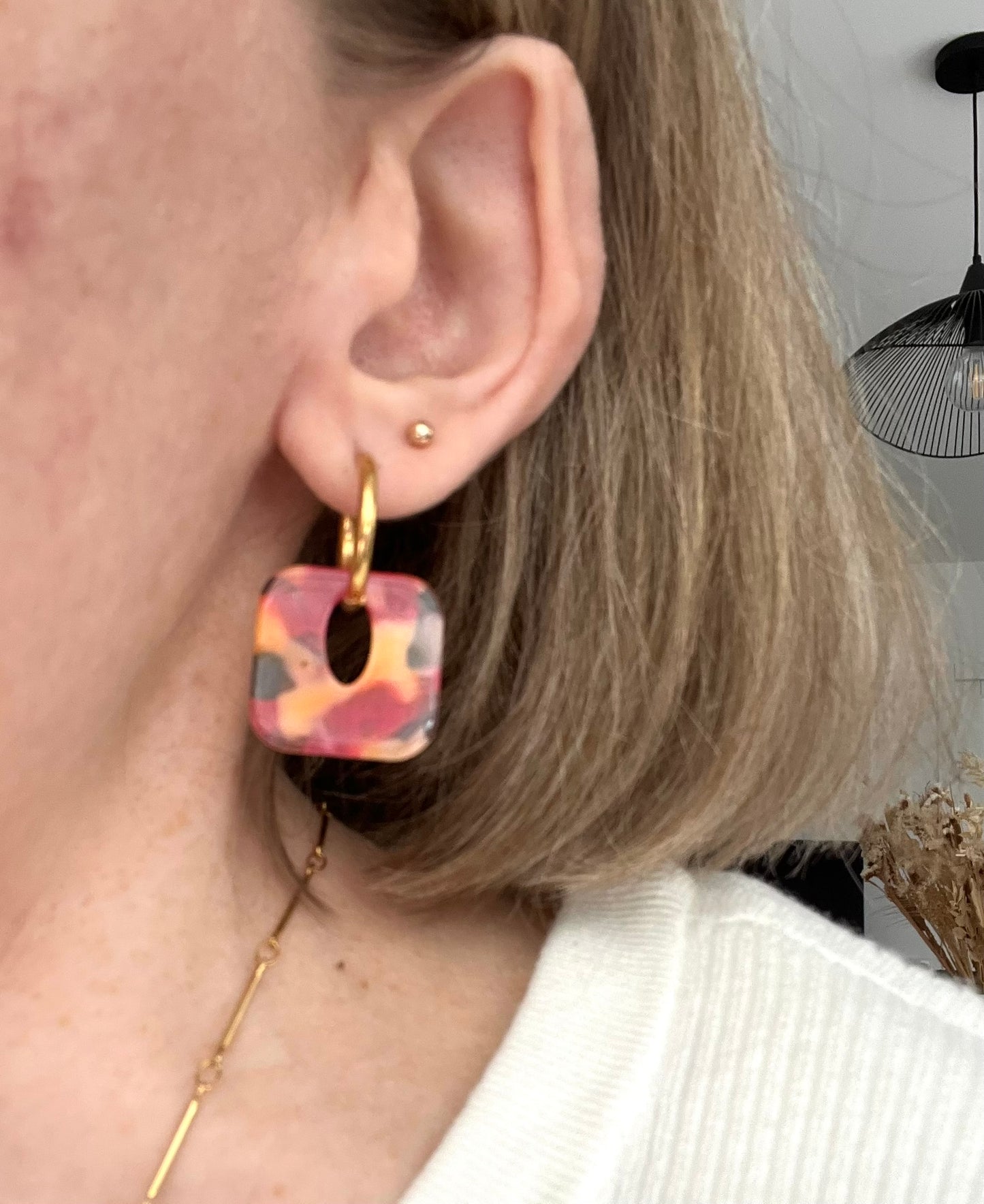 Boucles d'oreilles fantaisie fait main.
Créoles en acier inoxydable avec pampilles interchangeables.
Pampilles carrées couleur marbré et transparent.
Bijou fantaisie fait main.