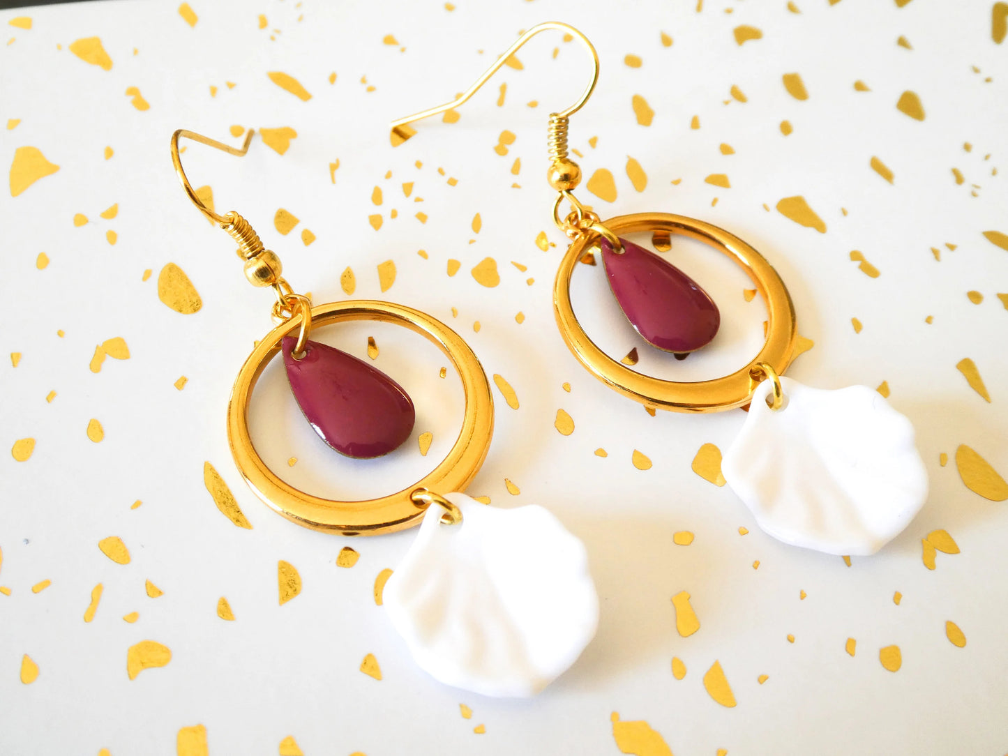 Boucles d'oreilles PETULA -  doré, sequin framboise, pétale blanche