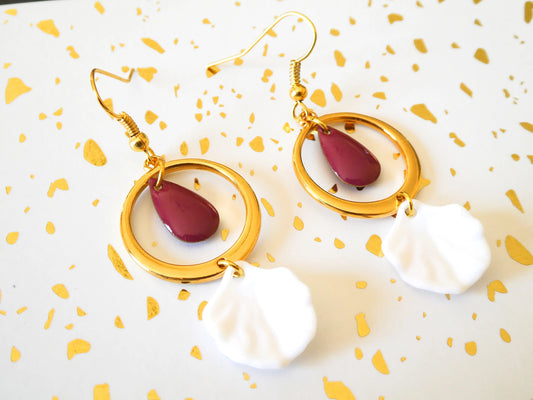 Boucles d'oreilles PETULA -  doré, sequin framboise, pétale blanche