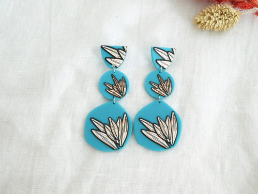 Boucles d'oreilles BLUE - acrylique bleu et feuillage blanc