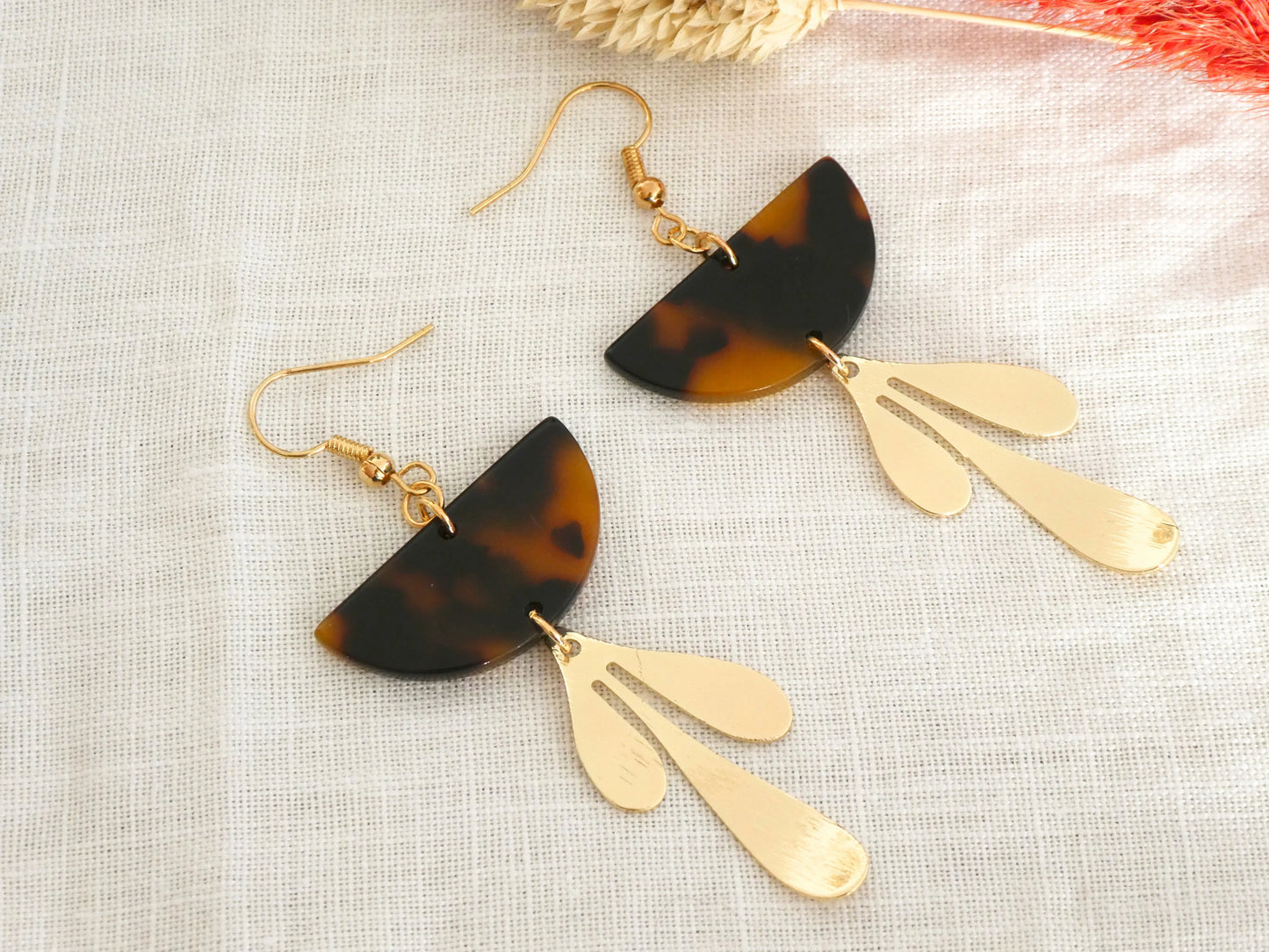 Boucles d'oreilles FIONA - feuille doré et demi-lune marron