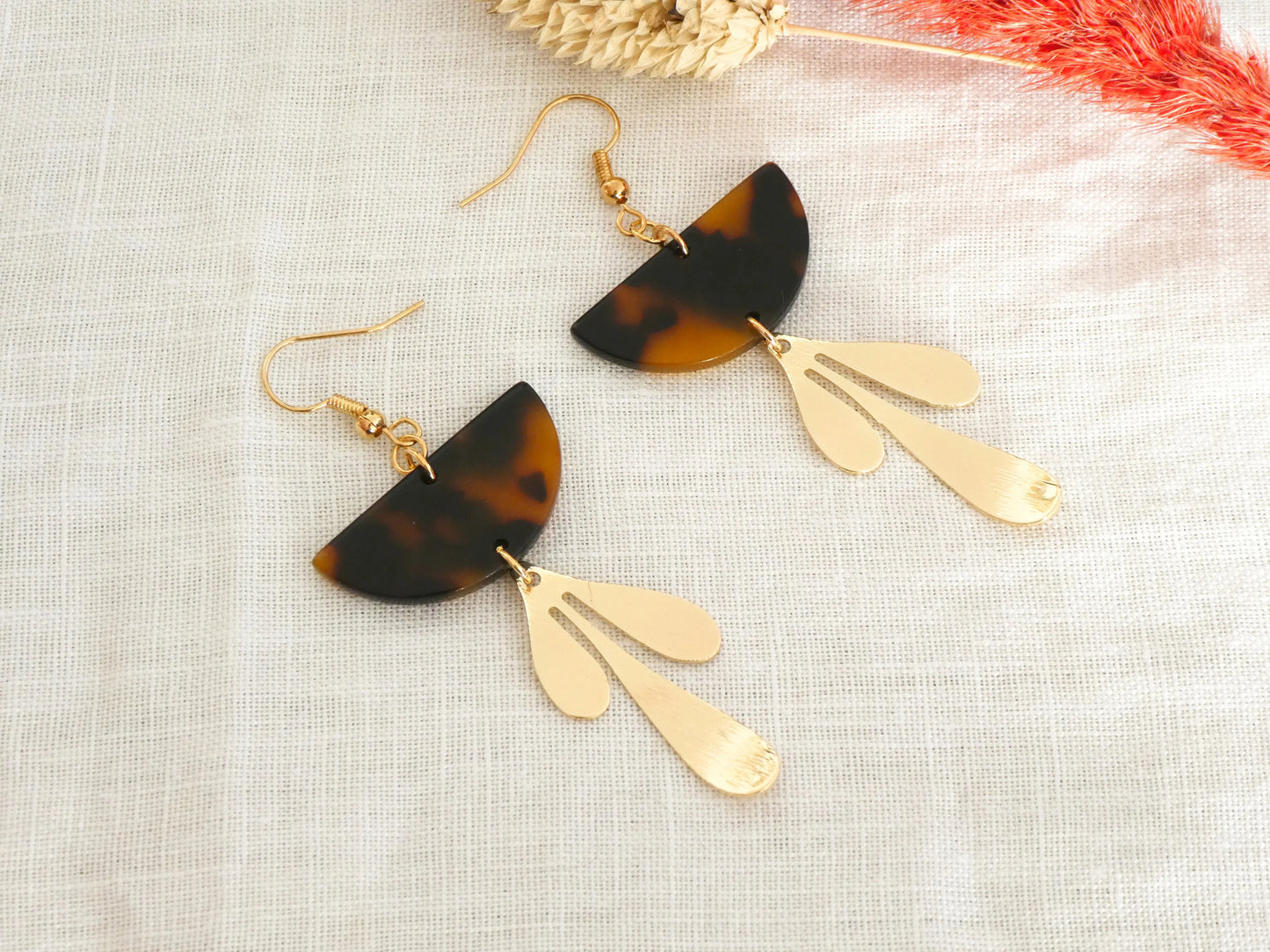 Boucles d'oreilles FIONA - feuille doré et demi-lune marron