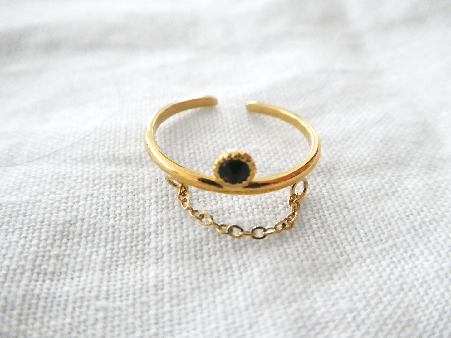 Bague acier doré et strass noir