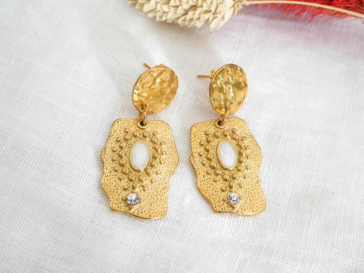 Boucles d'oreilles ethniques CASSANDRE - acier inoxydable doré, nacre et strass