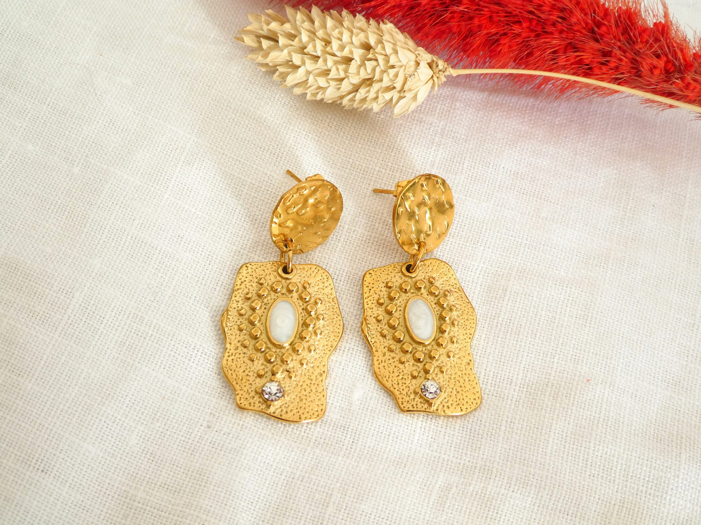 Boucles d'oreilles ethniques CASSANDRE - acier inoxydable doré, nacre et strass