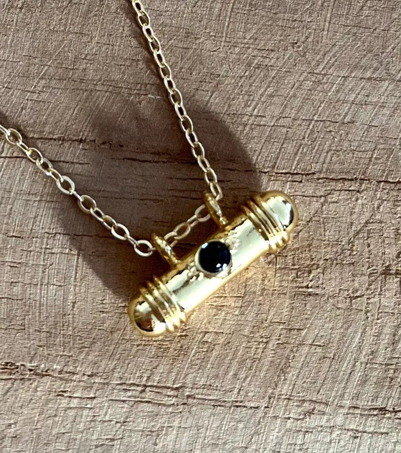 Collier JOE - doré, pendentif cylindre pierre bleu nuit