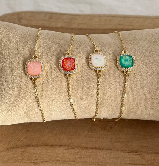 Bracelet EDOUARD - doré , carré en strass et résine nacrée.