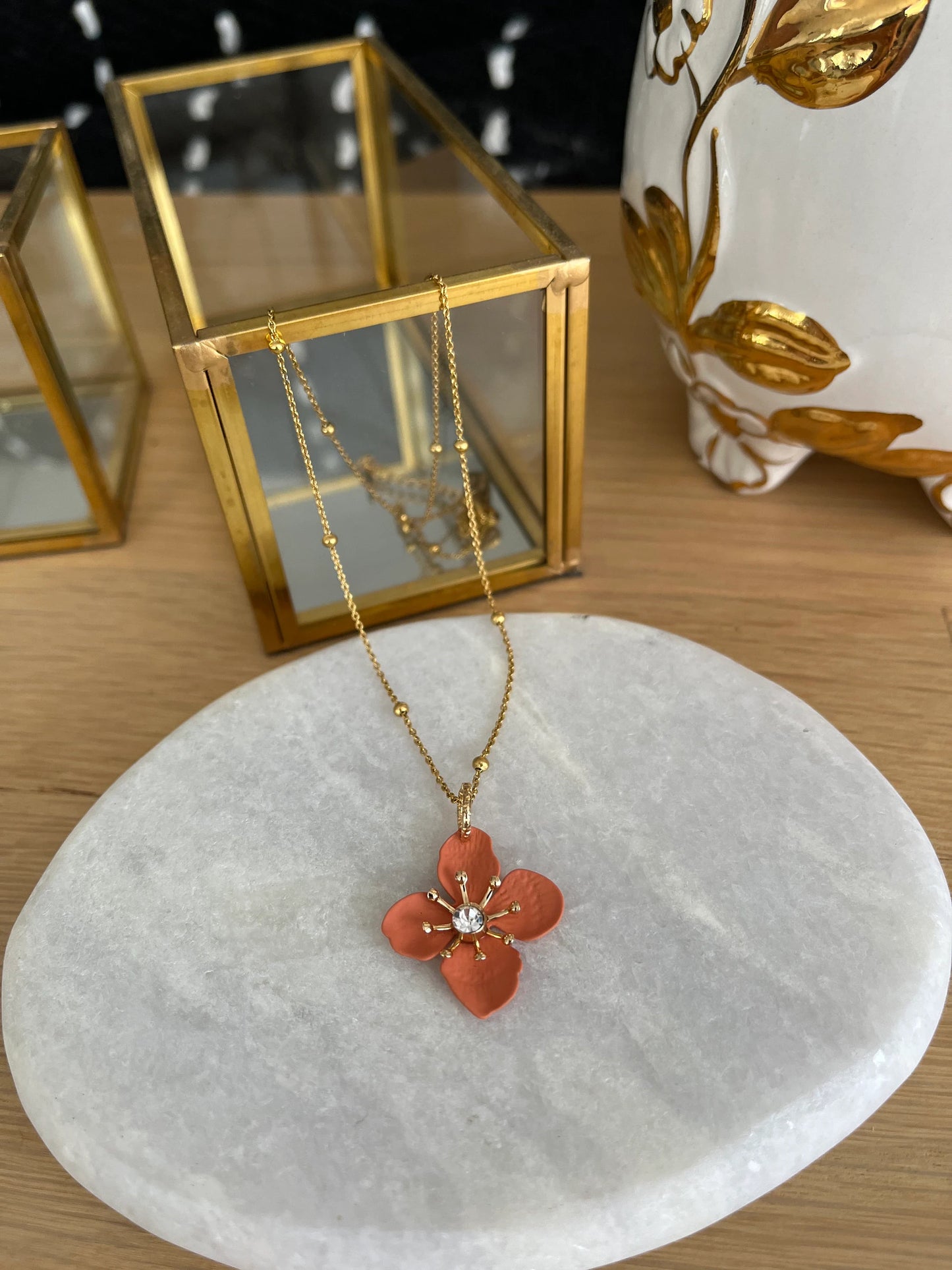 Collier fleur ALBAN - acier inoxydable doré et corail