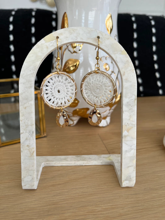 Boucles d’oreilles bohèmes ESMERALDA - en crochet blanc et doré