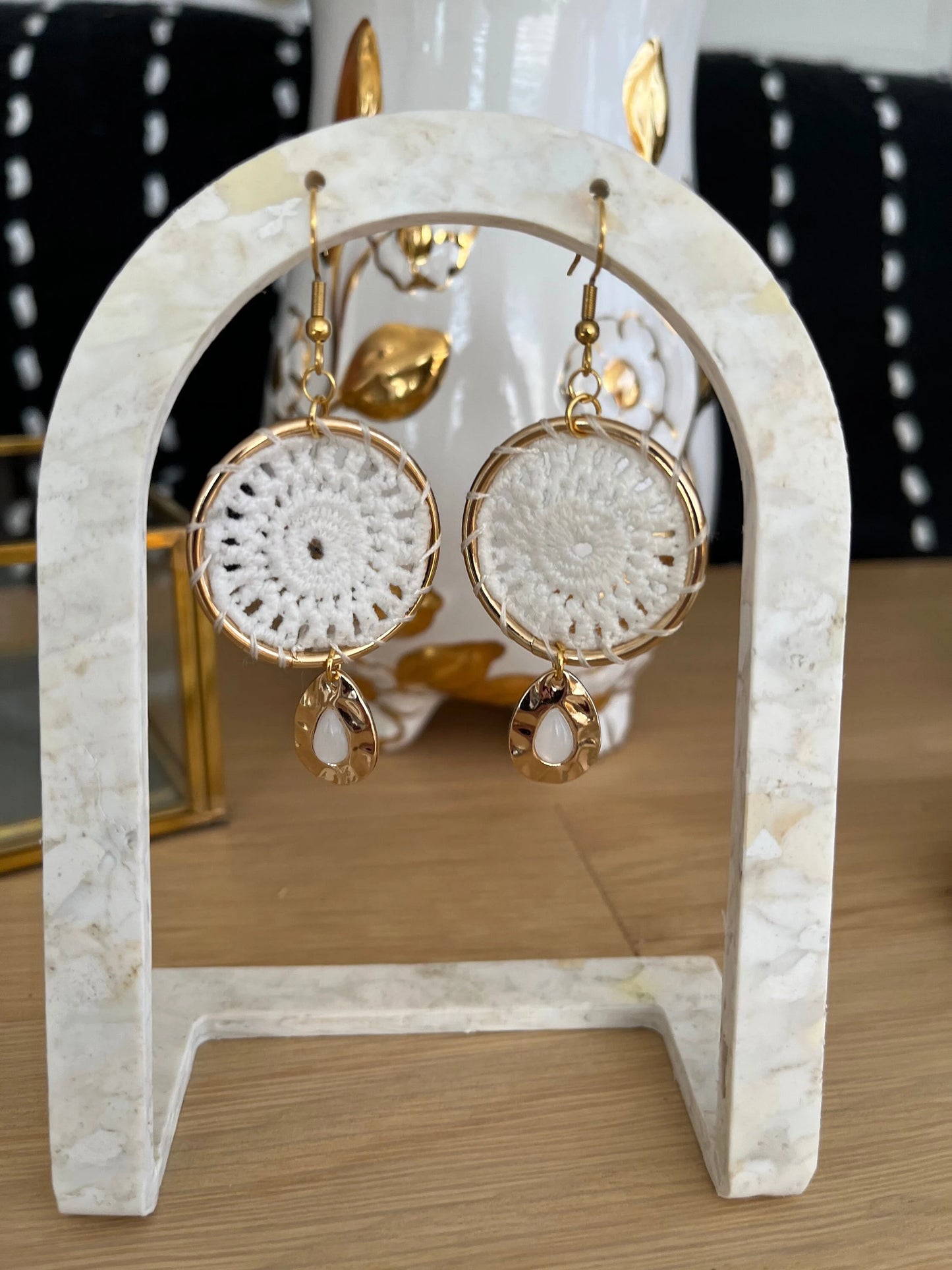 Boucles d’oreilles bohèmes ESMERALDA - en crochet blanc et doré