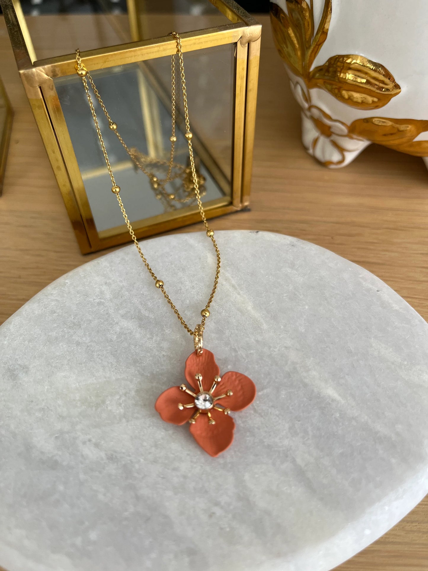 Collier fleur ALBAN - acier inoxydable doré et corail