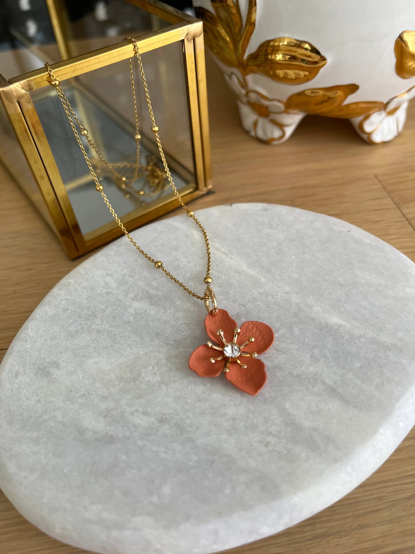 Collier fleur ALBAN - acier inoxydable doré et corail
