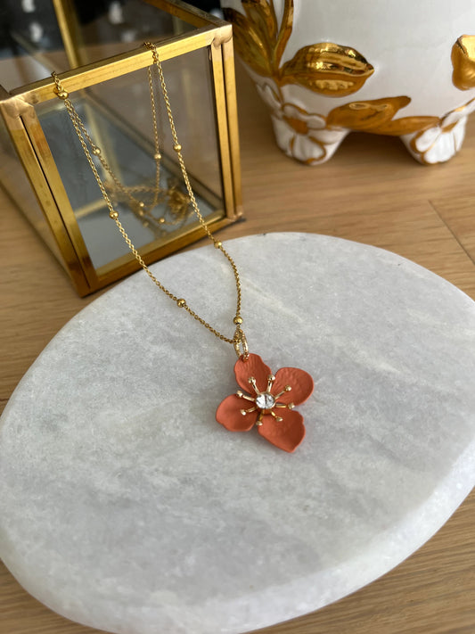 Collier fleur ALBAN - acier inoxydable doré et corail