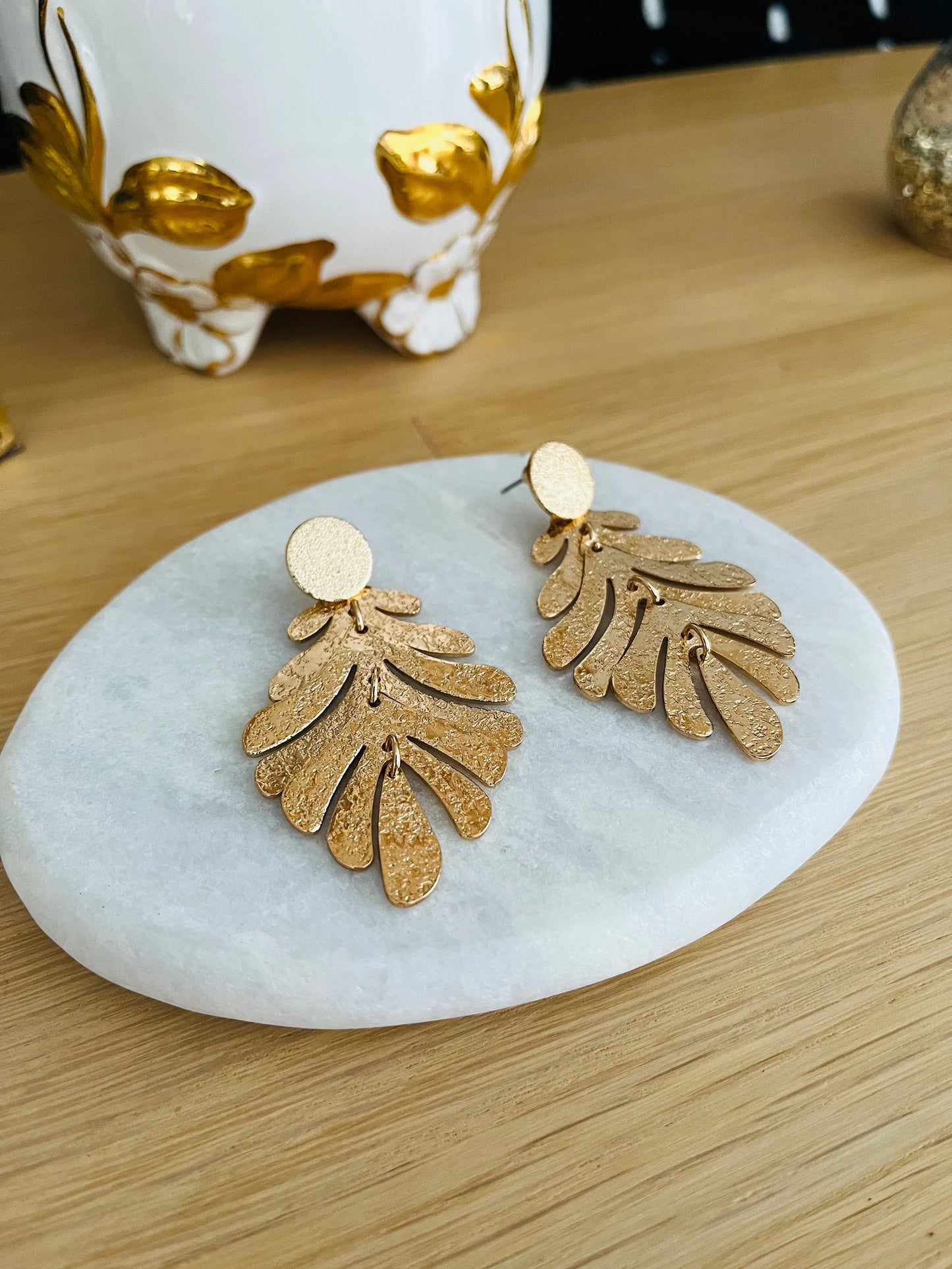 Boucles d’oreilles VITA - feuille doré pailleté