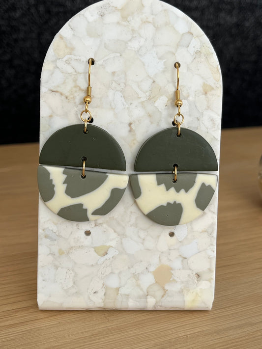 Boucles d’oreilles THAIS - kaki et écru en argile polymère