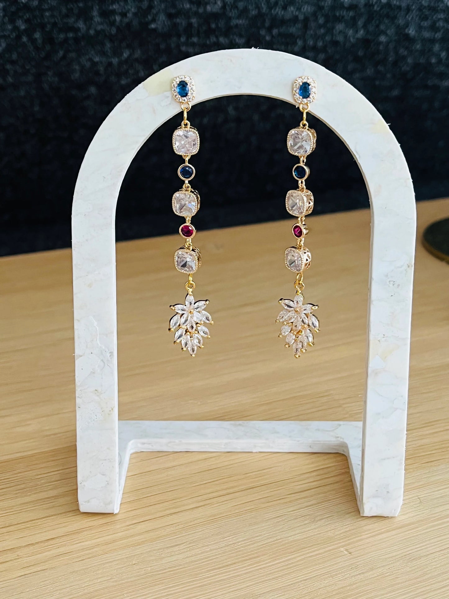 Boucles d’oreilles MILLIE - Feuille dorées à l’or fin 18k, cristal, bleu, rose fuchsia