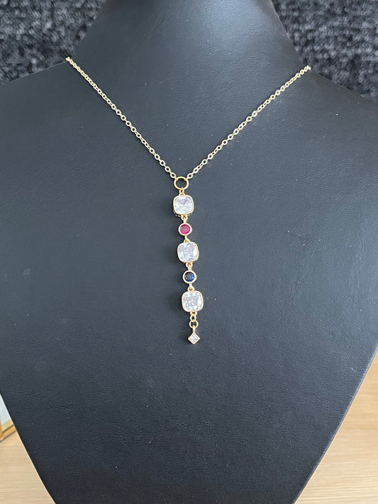 Collier MILLIE - doré à l’or fin 18k, zircons bleu et rose fuchsia