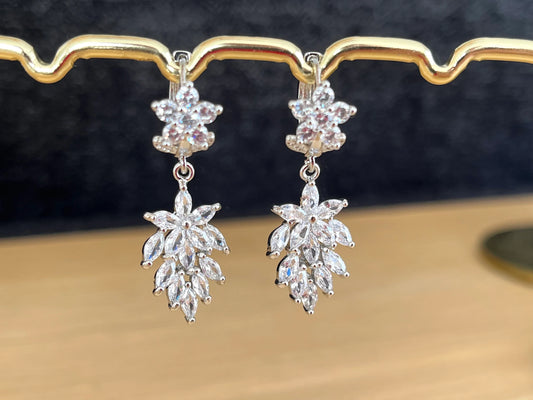 Boucles d’oreilles Créoles MONA - fleurs argenté et verre cristal