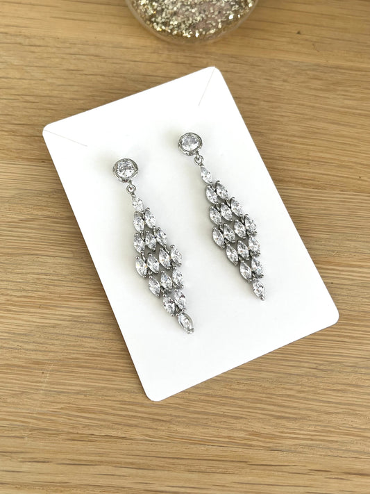 Boucles d’oreilles à clous CASCADA - argenté et verre cristal