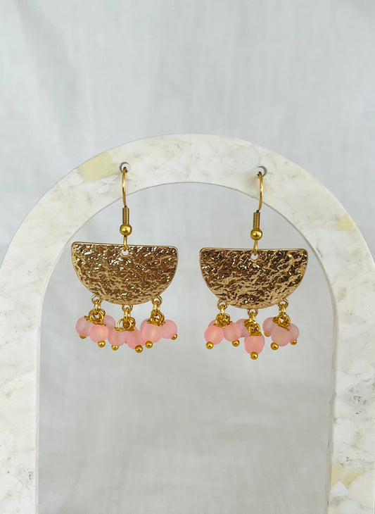 Boucles d’oreilles ethniques ROSA - doré et perles rose.