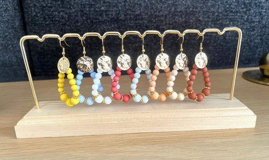 Boucles d’oreilles créoles HONORINE - goutte style vintage, doré et perles acrylique colorées