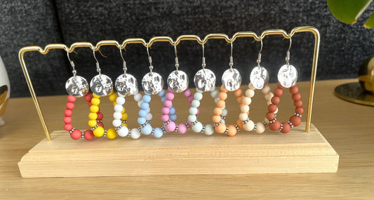 Boucles d’oreilles créoles HONORINE - goutte style vintage, argenté et perles acrylique colorées