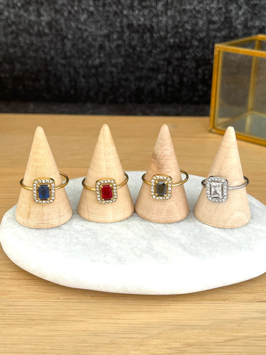 Bague en acier inoxydable et strass, forme rectangle.