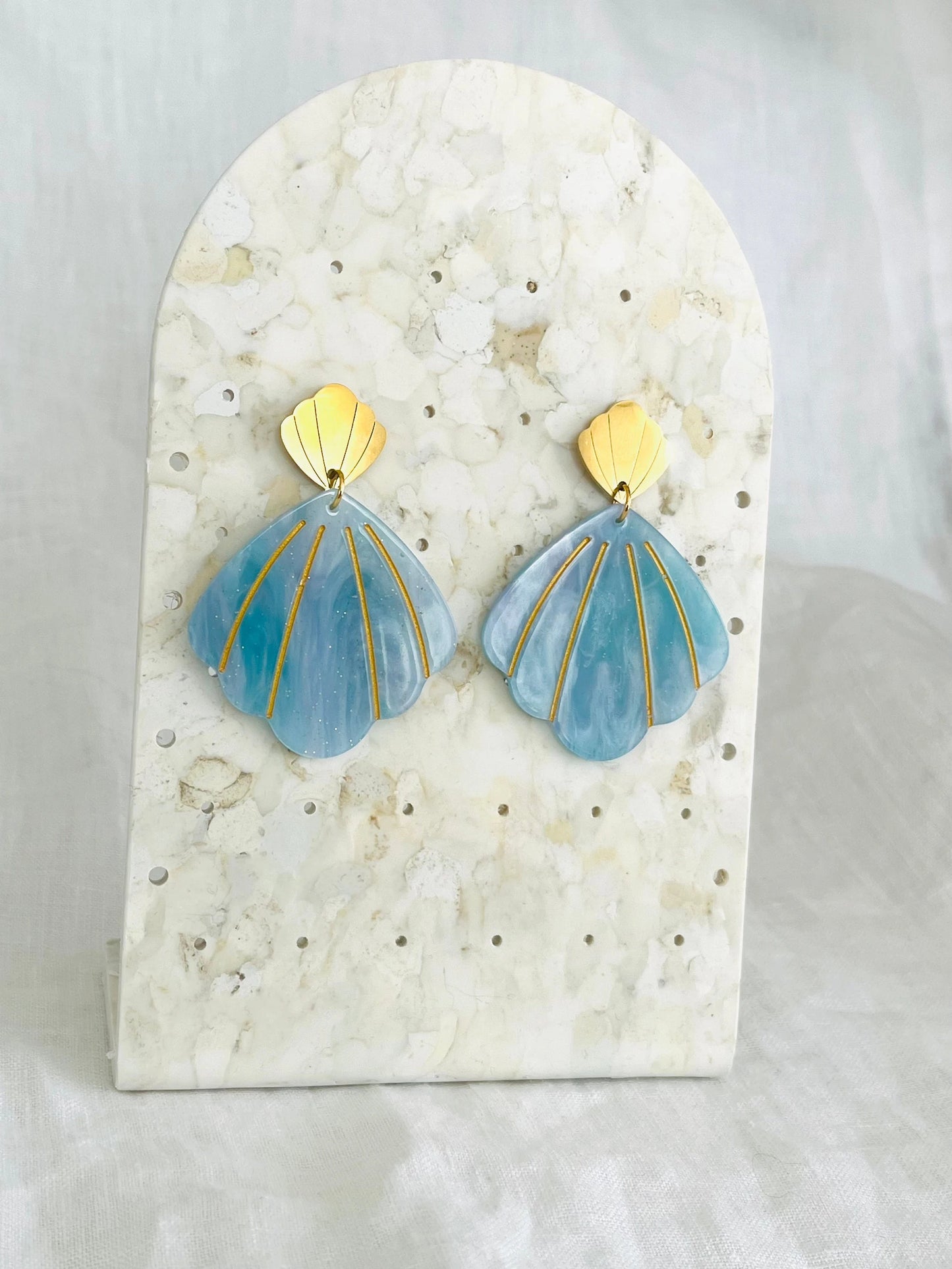 Boucles d’oreilles ARIELLE - Coquillage acrylique bleu pailleté