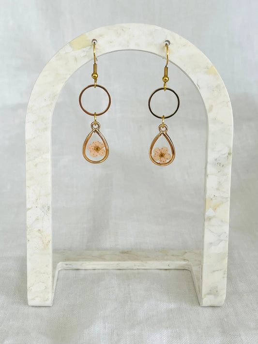 Boucles d’oreilles MONICA - goutte doré et fleurs séchées couleur pêche
