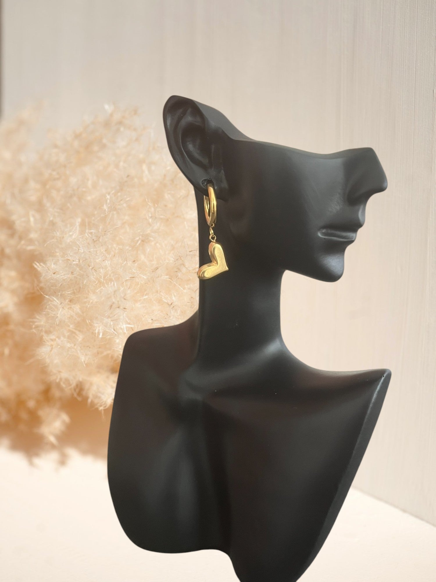 mono boucle d'oreille créole 15mm en acier inoxydable doré.
Pendentif coeur. Bijou fantaisie fait main.