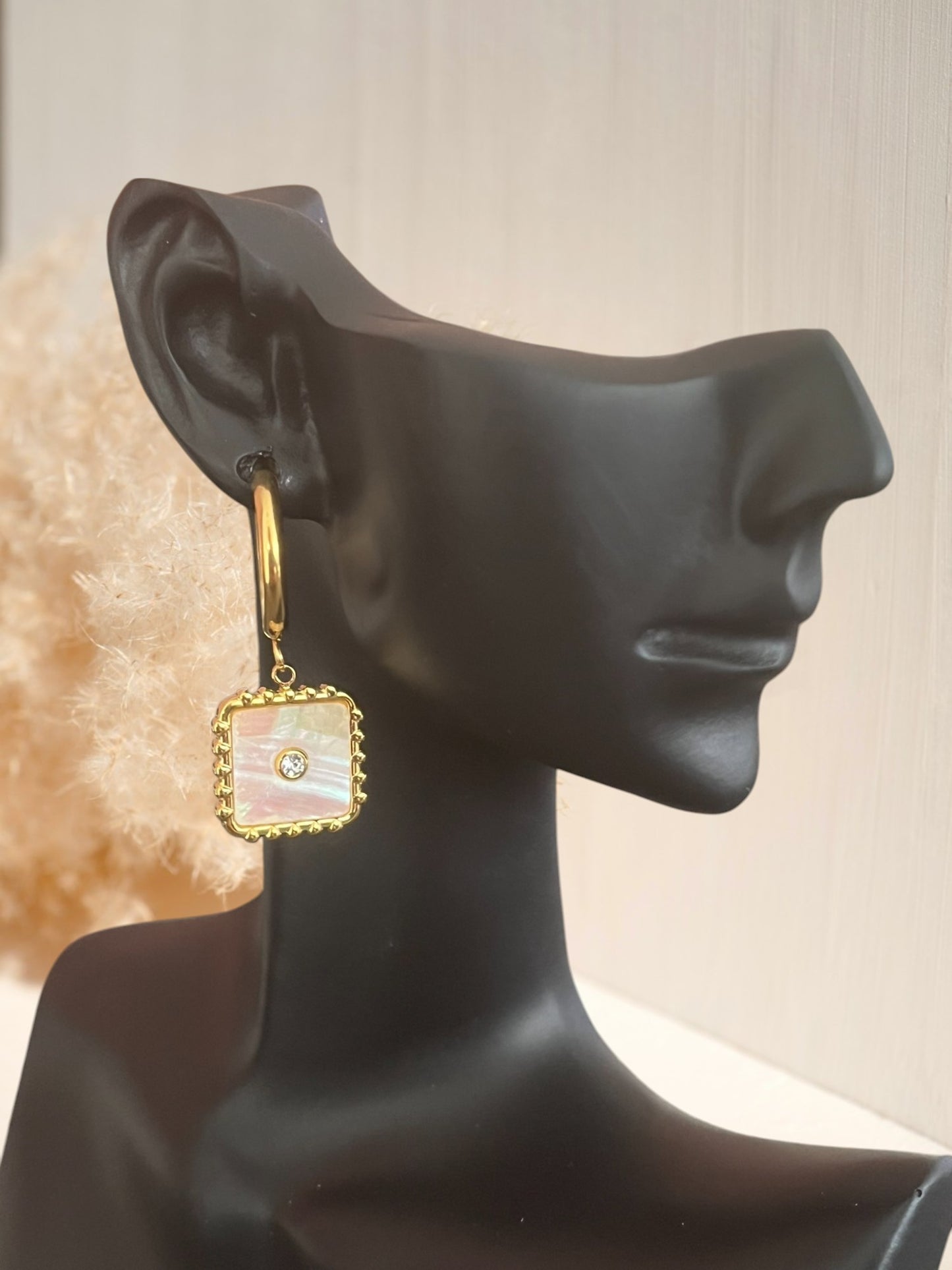 mono boucle d'oreille créole 17mm en acier inoxydable doré.
Pendentif carré en nacre avec un strass.
Bijou fantaisie fait main.
