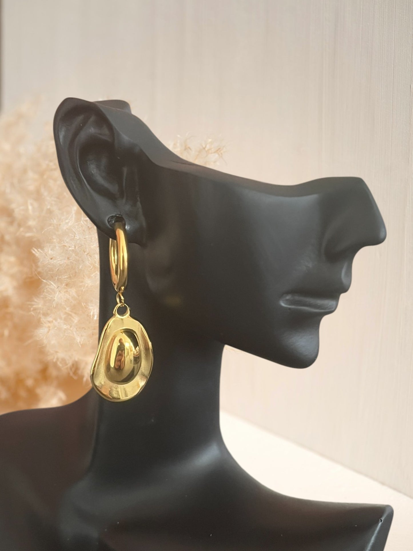 mono boucle d'oreille créole 17mm en acier inoxydable doré.
Pendentif chapeau de cow-boy.
Bijou fantaisie fait main.