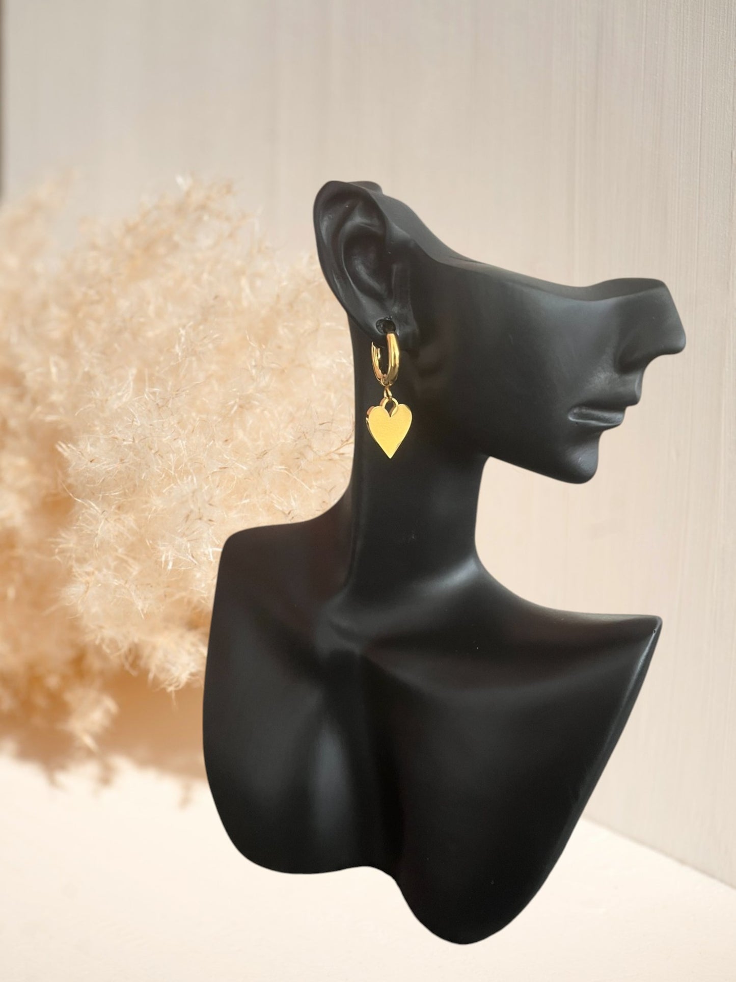mono boucle d'oreille créole 13mm avec pendentif coeur en acier inoxydable doré. Bijou fantaisie fait main.
