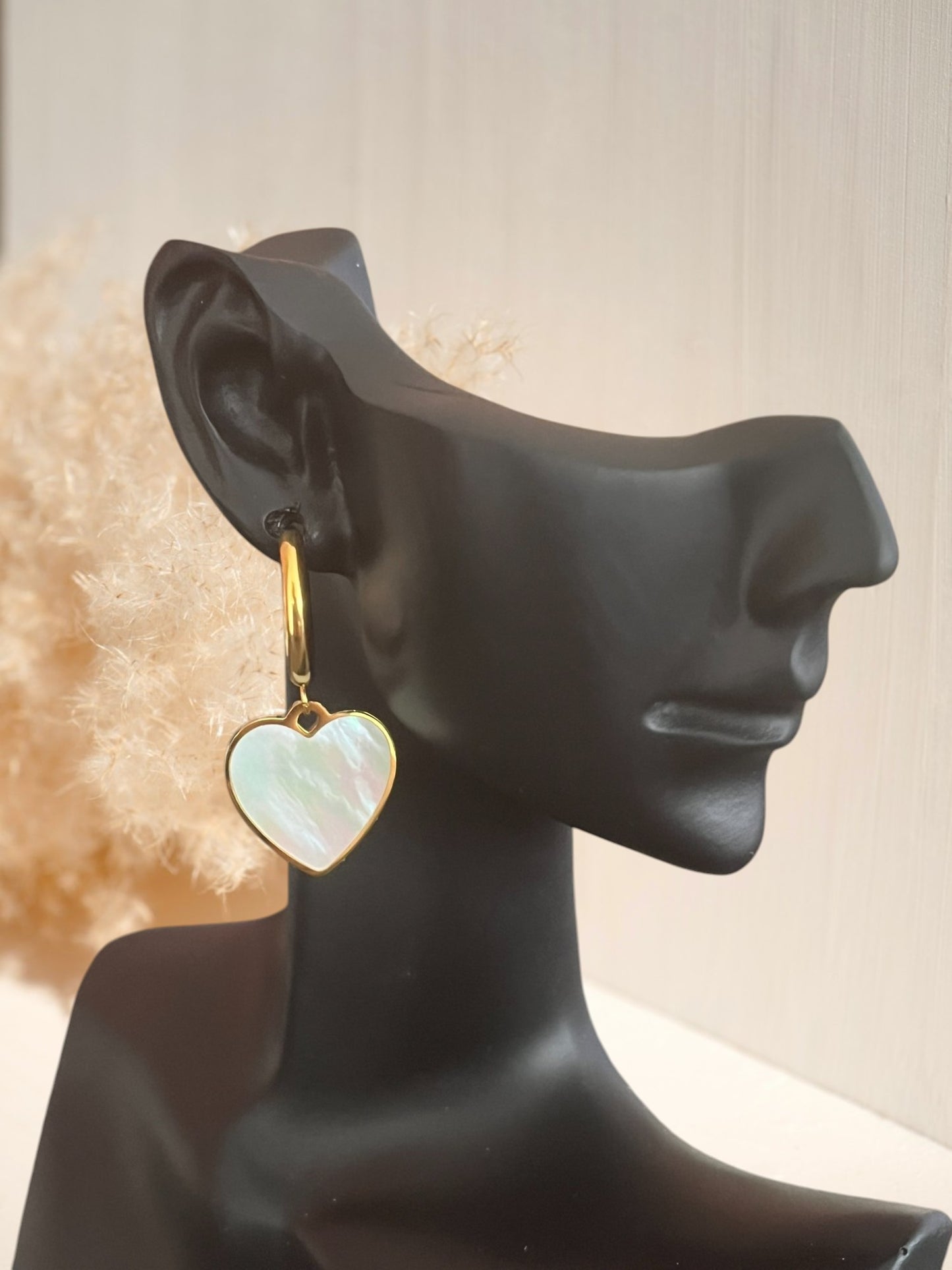 mono boucle d'oreille créole 17mm en acier inoxydable doré.
Pendentif coeur en nacre.
Bijou fantaisie fait main.