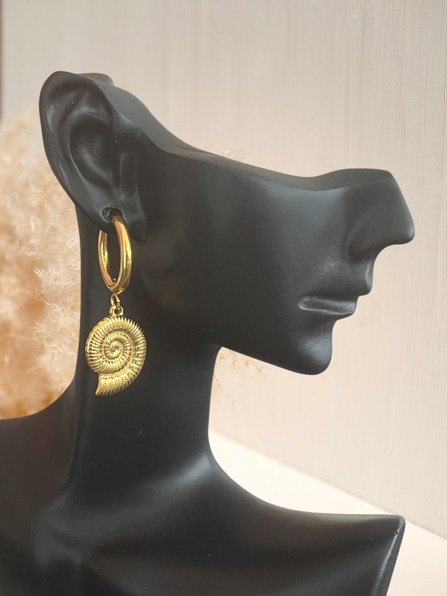 mono boucle d'oreille créole 17mm en acier inoxydable doré.
Pendentif coquillage tendance.
Bijou fantaisie fait main.