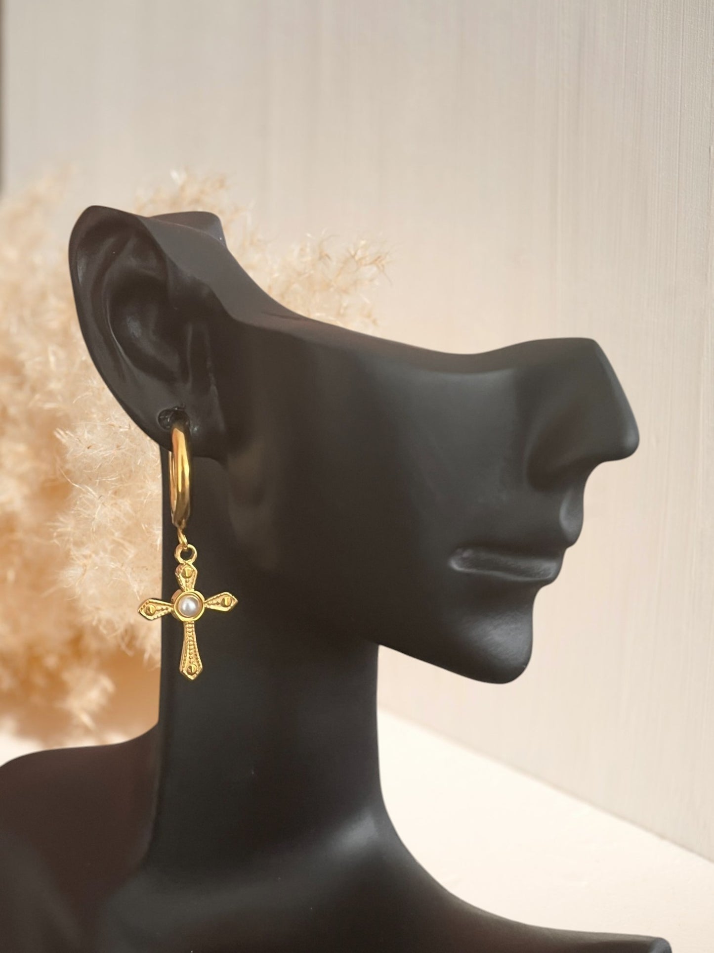 mon boucle d'oreille créole 15mm en acier inoxydable doré.
Pendentif croix. Bijou fantaisie fait main.
