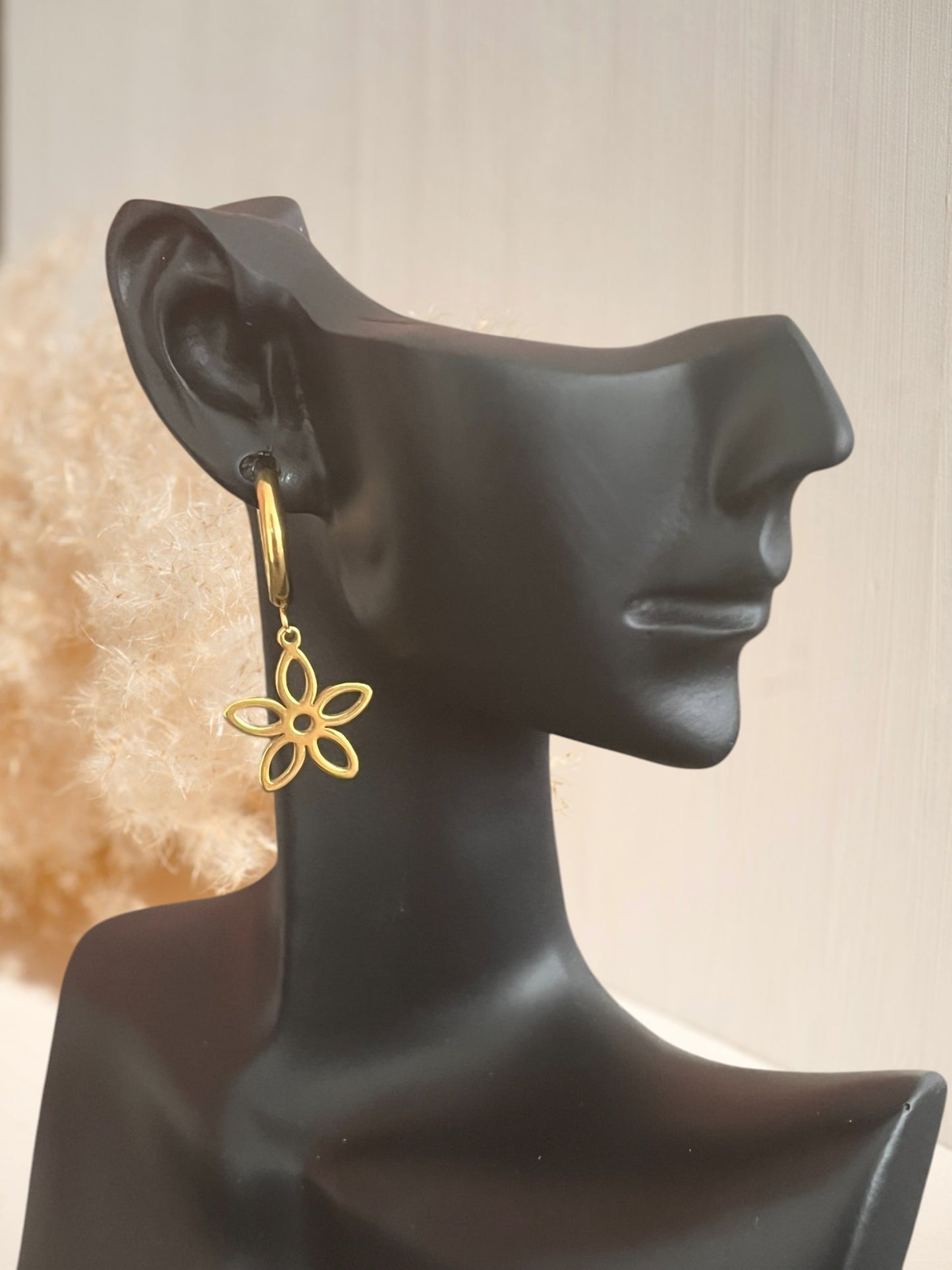 mono boucle d'oreille créole 15mm en acier inoxydable. Pendentif fleur.
Bijou fantaisie fait main.