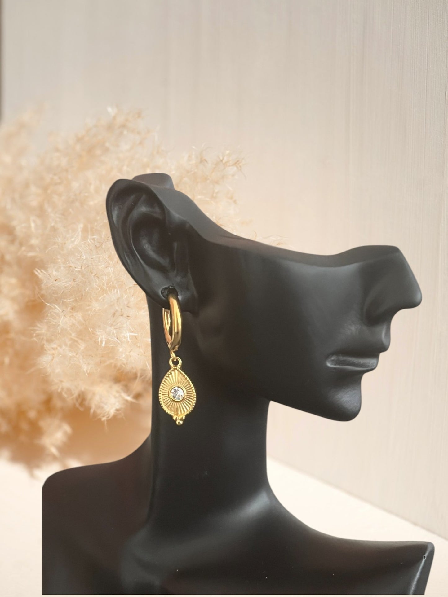mono boucle d'oreille créole 15mm en acier inoxydable doré.
Pendentif goutte ethnique avec strass.
Bijou fantaisie fait main.
