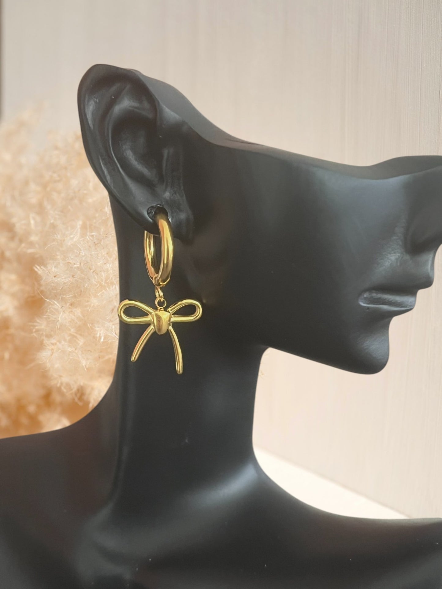 mono boucle d'oreille créole 15mm en acier inoxydable doré.
Pendentif tendance Noeud.
Bijou fantaisie fait main.
