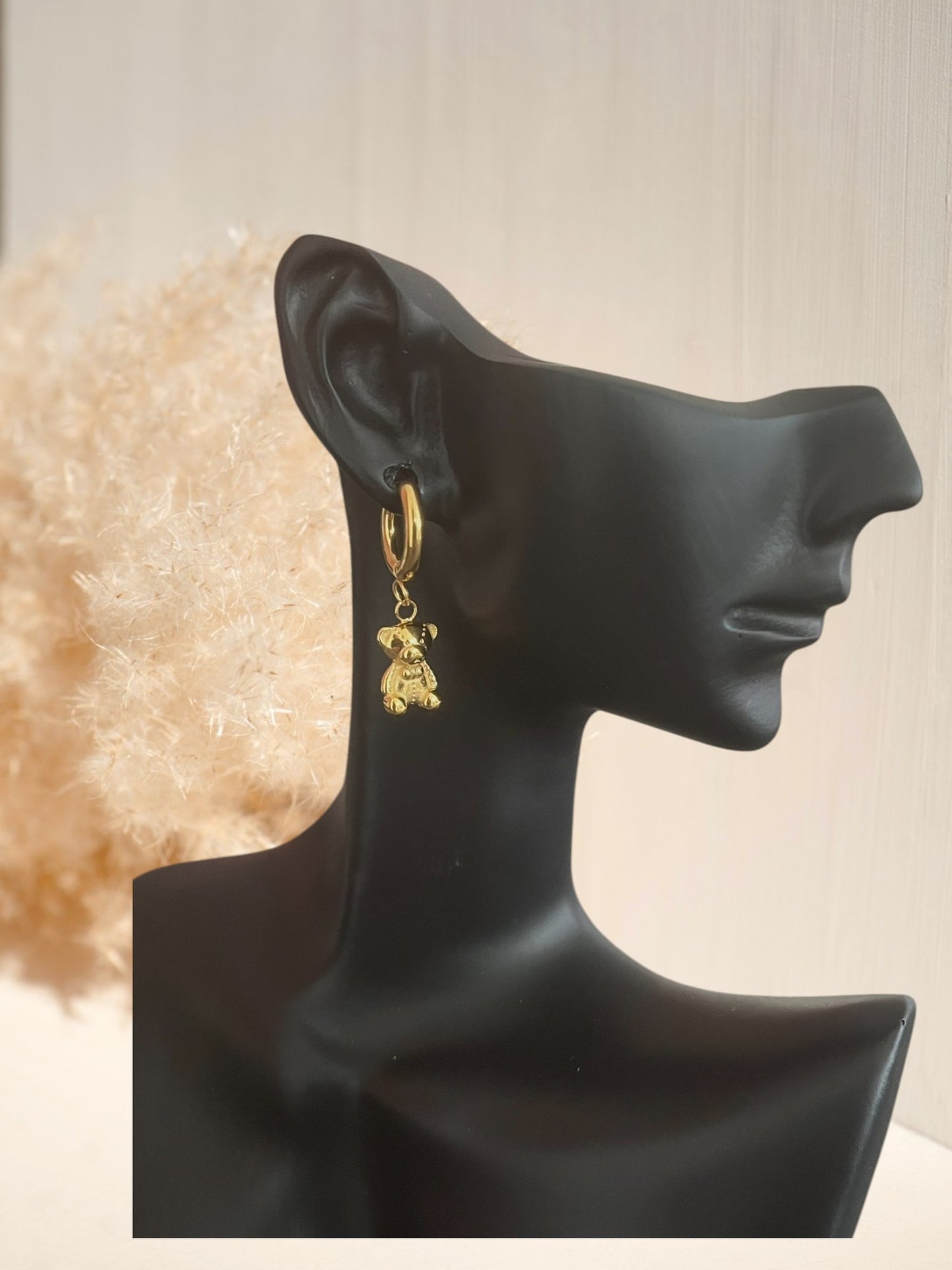 mono boucle d'oreille créole 13mm avec petit pendentif ourson en acier inoxydable doré. Créole de 13mm Bijou fantaisie fait main.